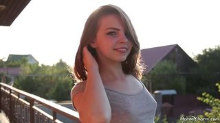 Миниатюрная пьяная брюнетка танцует стриптиз под музыку