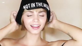 Юная блондинка мастурбирует пизду секс-игрушкой в приватном чате