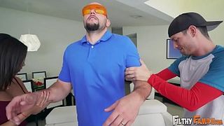 Жгучая брюнетка с большими буферами развлекает ртом и пиздой двух кобелей в мотеле