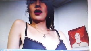 Смелая потаскуха показывает волосатую письку и небритые подмышки на камеру