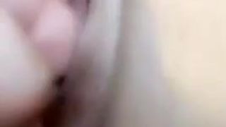 Парень старательно и быстро трахает пальцами письку любимой девушки